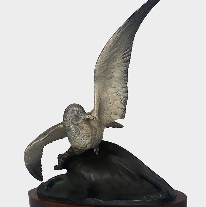ES 44 – Escultura antiga francesa gaivota em petit bronze assinada J. Loriot