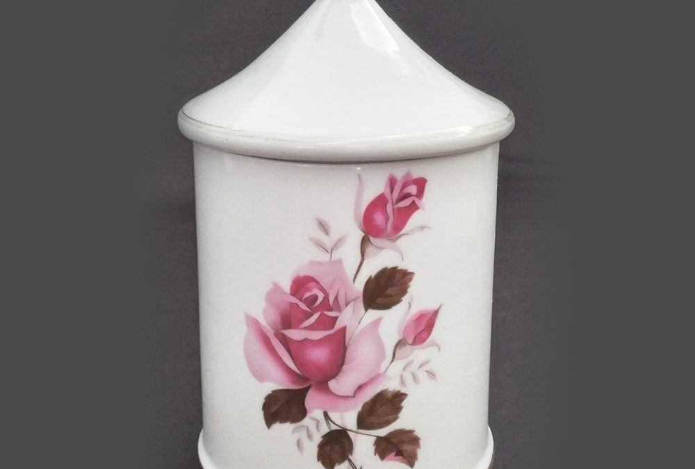 LO 103 – Pote antigo de farmácia anos 60 em porcelana Porbras decorado com rosas
