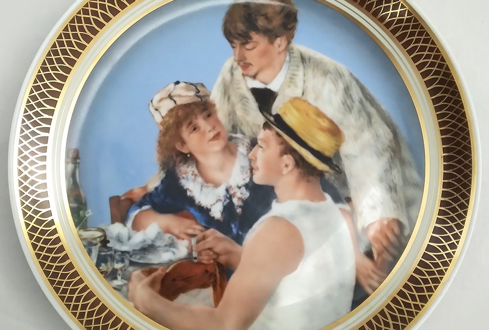 LO 11 – Prato antigo em porcelana DP Pátria com detalhe da pintura O Almoço dos Barqueiros, de Pierre-Auguste Renoir