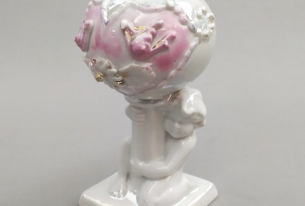 LO 122 – Cuia de mate doce antiga em porcelana isabelina com criança e relevo de flor
