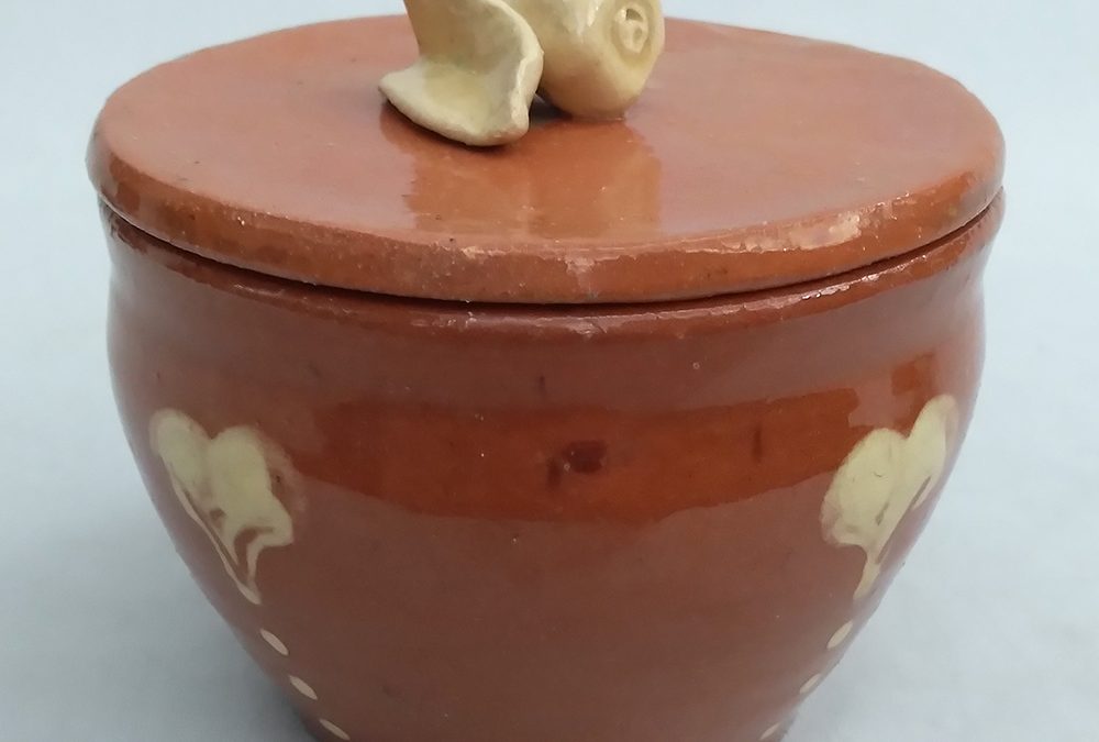 LO 13 – Caixa ou pote antigo em cerâmica marrom pintada à mão com fruto em relevo