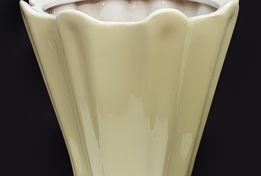 LO 148 – Vaso antigo para plantas anos 60 em porcelana amarela com três pés