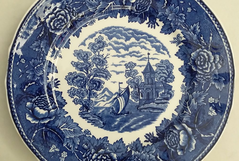 LO 157 – Prato de jantar antigo em porcelana finlandesa Arabia Aktiefabrik com barco e castelinho em azul