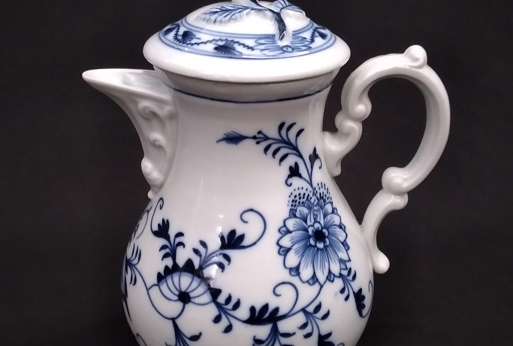 LO 164 – Bule antigo em porcelana alemã Meissen decoração cebolinha azul cobalto