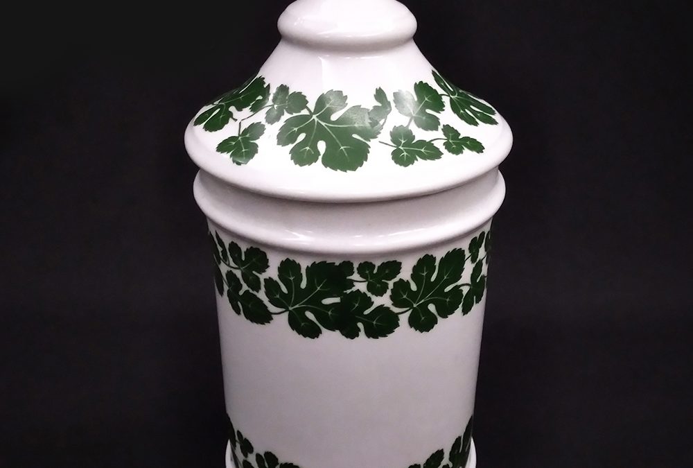 LO 17 – Pote ou boião antigo de farmácia em porcelana Saler decorado com folhas verdes