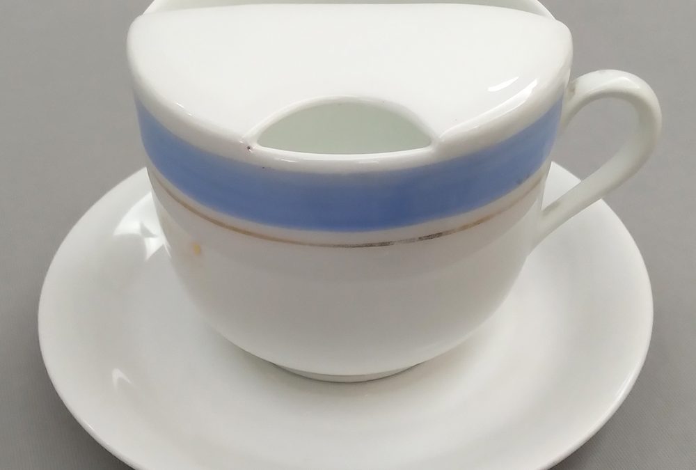 LO 182 – Xícara bigodeira antiga em porcelana com borda azul e frase em dourado