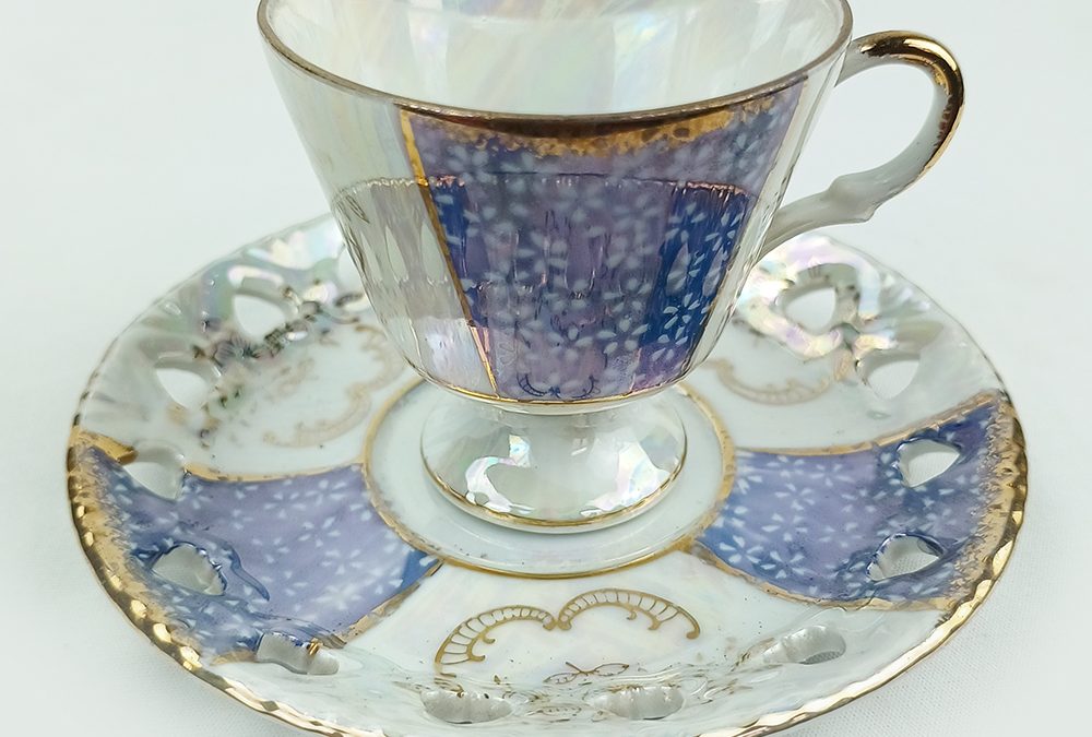 LO 190 – Xícara de cafezinho antiga em porcelana azul perolada com ouro e pires rendado ou vazado