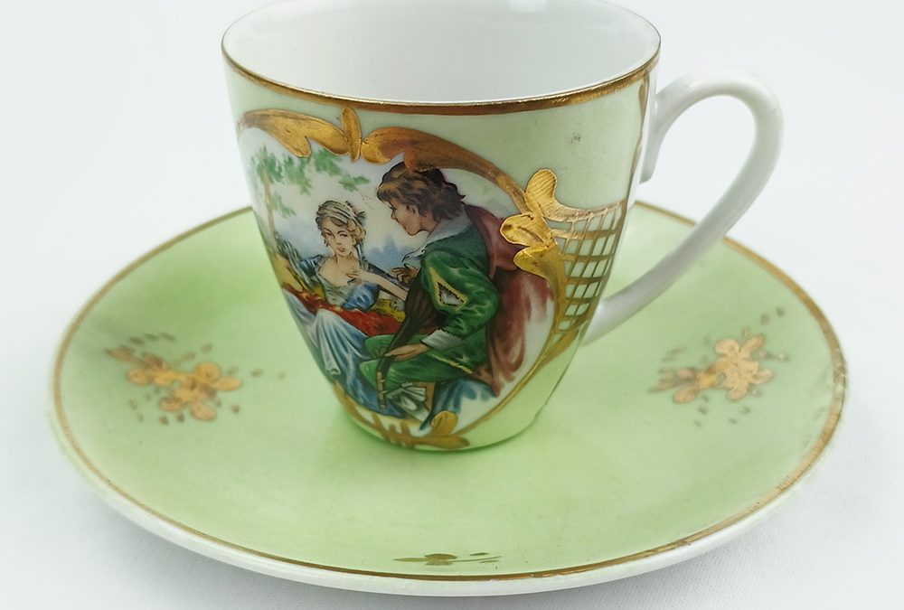 LO 217 – Xícara de cafezinho em porcelana verde com cena romântica e detalhes pintados em ouro