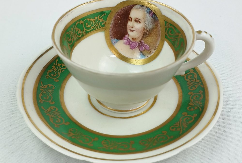 LO 228 – Xícara de cafezinho em porcelana verde e dourada com medalhão de dama antiga