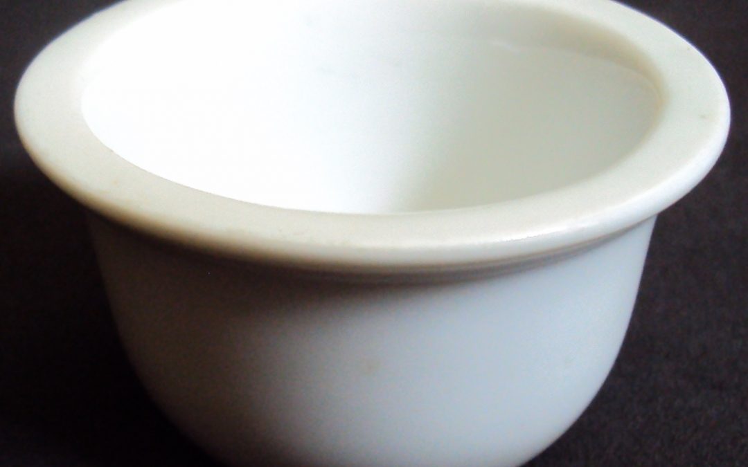 LO 234 – Fôrma de quindim antiga em porcelana branca