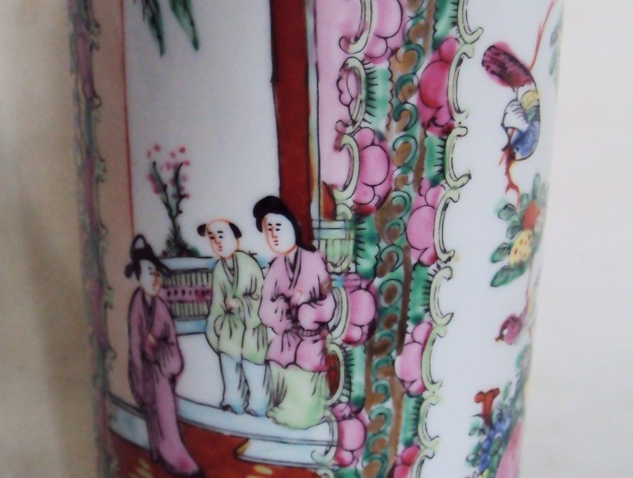 LO 261 – Vaso oriental de porcelana ricamente decorada com pintura à mão de flores, gueixas e pássaros