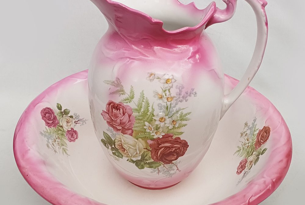 LO 268 – Gomil ou jarro com bacia antigo em louça inglesa J&G Meakin rosa com flores coloridas