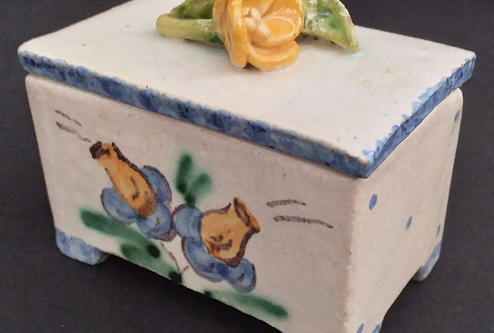 LO 270 – Caixa ou porta joias antigo em cerâmica pintada à mão com flor em relevo