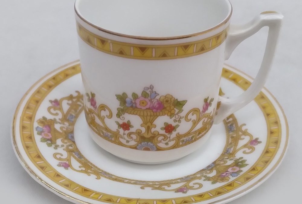 LO 281 – Xícara de cafezinho antiga em porcelana tcheca Royal Epiag decorada com flores e arabescos
