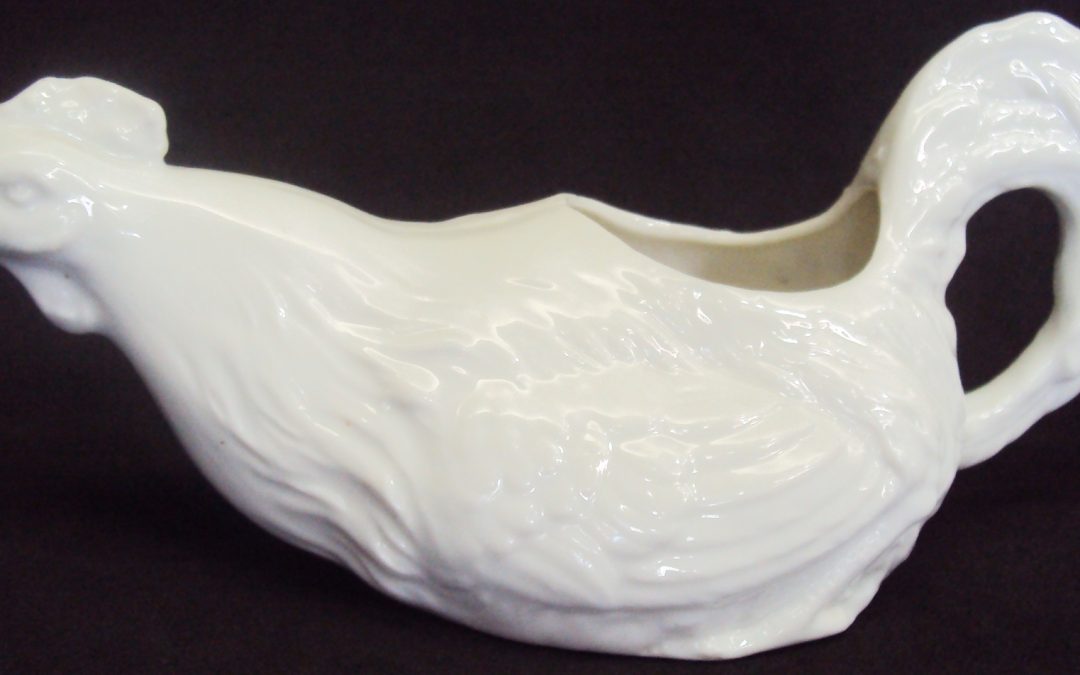 LO 343 – Leiteira Ou Jarra Pequena Porcelana Branca Em Forma De Galo