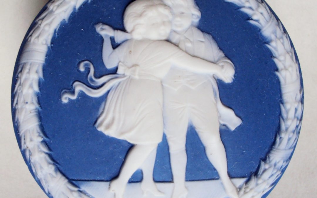 LO 367 – Caixa antiga inglesa em porcelana Wedgwood azul com casal de menino e menina dançando em relevo