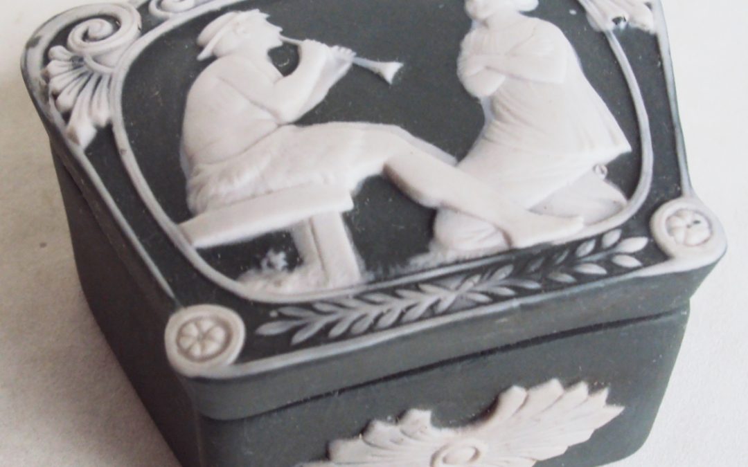 LO 396 – Caixa antiga inglesa em porcelana Wedgwood verde com casal e arabescos em relevo