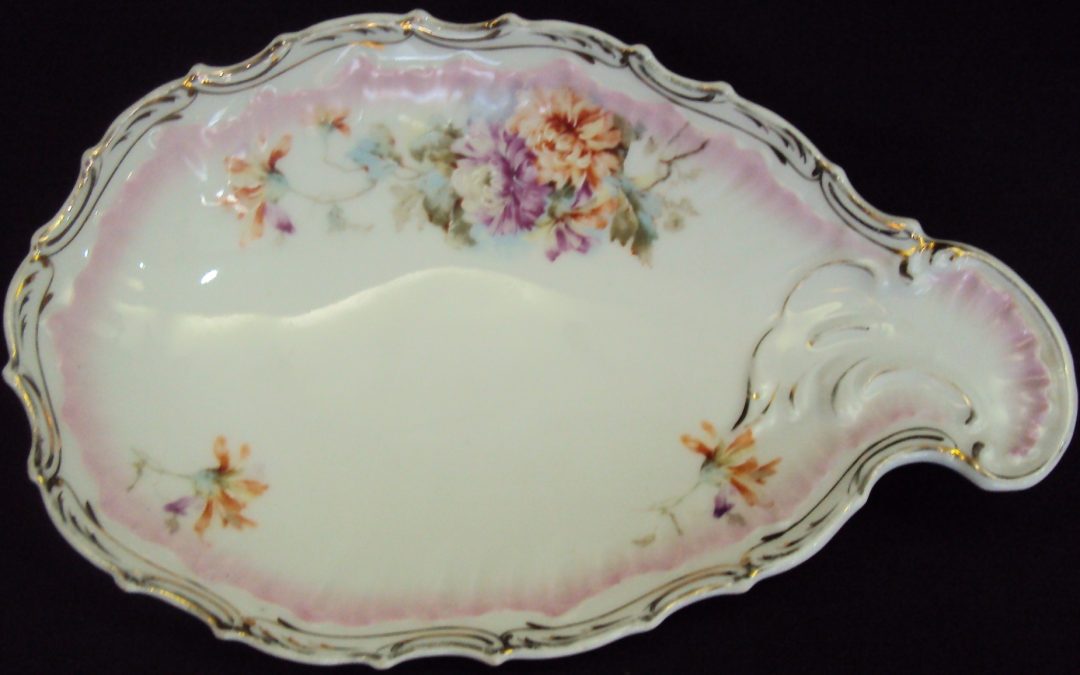 LO 415 – Petisqueira de porcelana Limoges cor rosa com flores coloridas e dourados