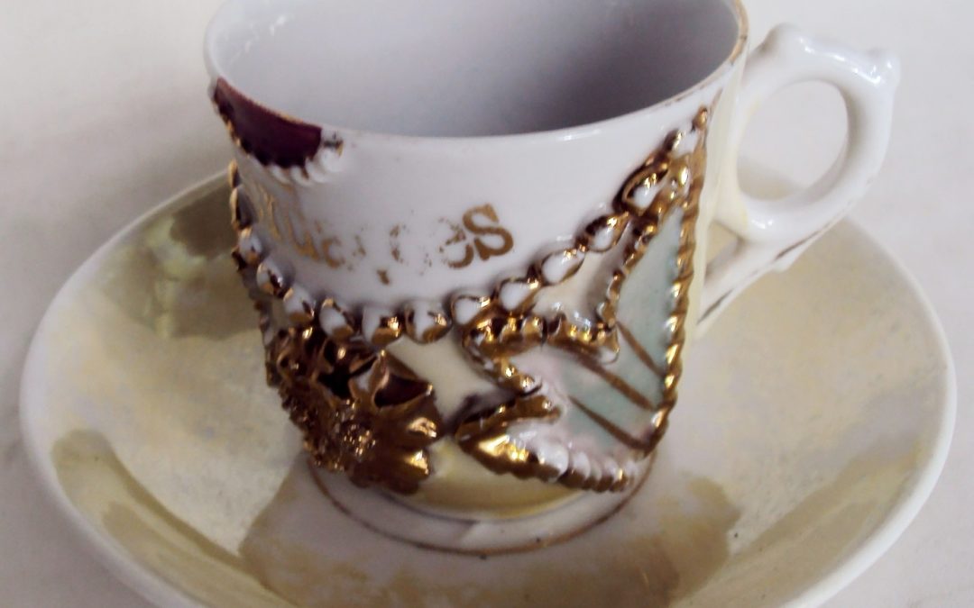 LO 479 – Xícara de cafezinho antiga isabelina amarela com flor dourada Recordações