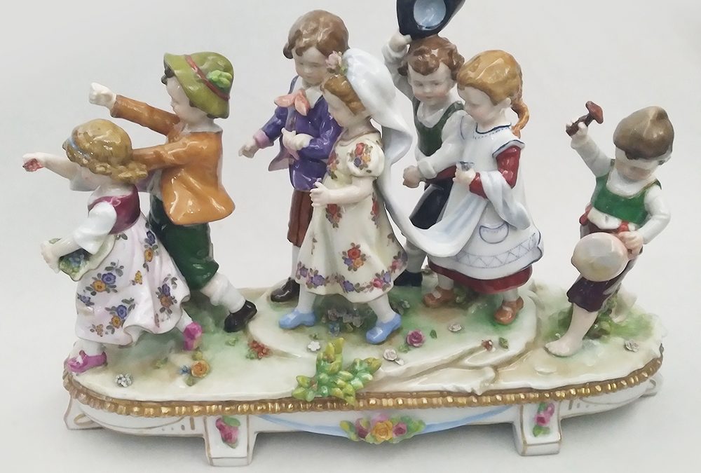 LO 62 – Escultura antiga crianças brincando de cortejo de casamento em porcelana alemã Schwarza-Saalbahn