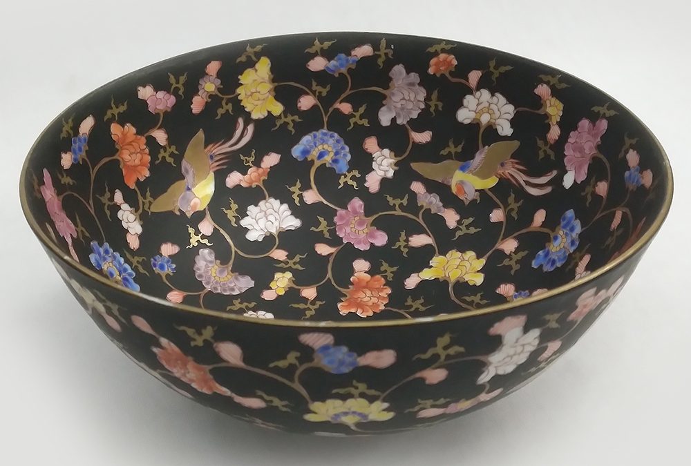 LO 63 – Tigela antiga em porcelana japonesa flores e pássaros pintados à mão com fundo preto