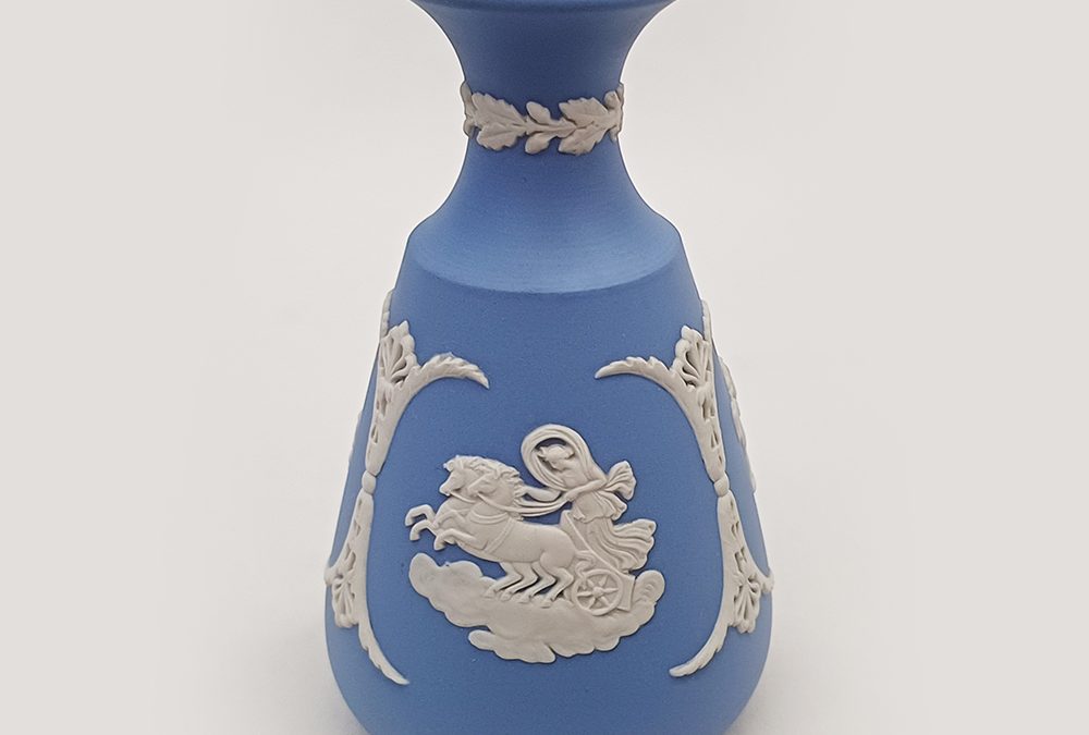 LO 80 – Vaso antigo em porcelana ou biscuit Wedgwood azul com cenas mitológicas clássicas em relevo branco