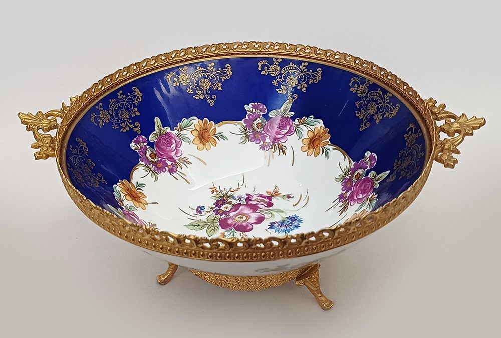 LO 83 – Centro de mesa antigo em porcelana alemã Rosenthal azul com flores e borda em bronze dourado
