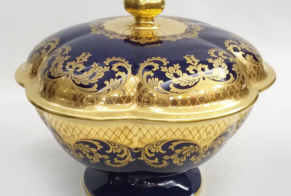 LO 87 – Pote ou bomboniere antiga em porcelana alemã Rosenthal azul cobalto ricamente decorada com arabescos em ouro