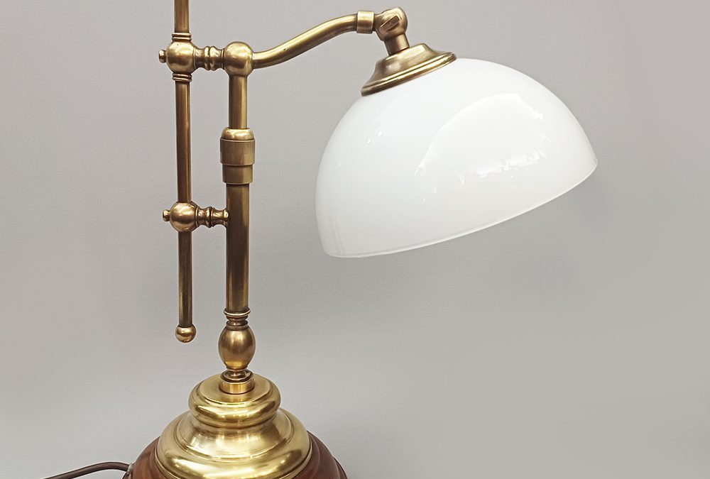 LU 12 – Luminária de mesa ou abajur de escritório antigo haste articulada em latão dourado e cúpula de vidro branco