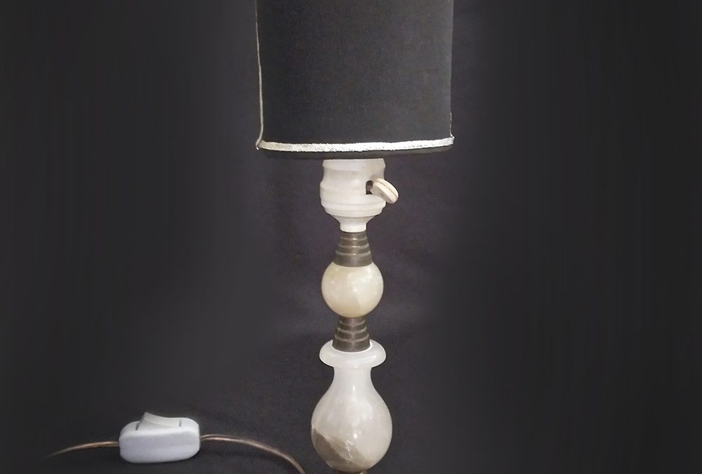 LU 14 – Abajur ou luminária antiga de alabastro e latão com pantalha pequena