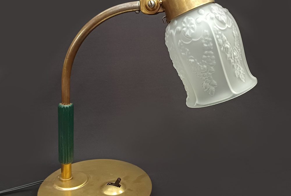 LU 15 – Luminária de mesa ou escritório antiga em bronze dourado com tulipa em vidro e chave