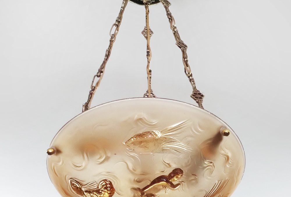 LU 24 – Lustre ou luminária de teto antiga Art Decó em vidro laranja âmbar com relevo de sereia e peixes