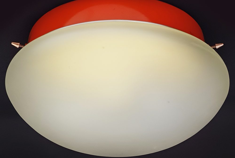 LU 29 – Plafon ou luminária de teto antiga anos 50/60 redonda em metal laranja com vidro fosco