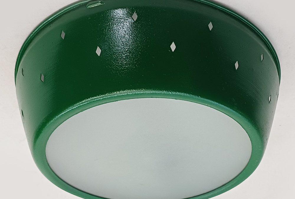 LU 39 – Plafon ou luminária de teto antiga anos 50/60 redonda em metal verde com vidro jateado