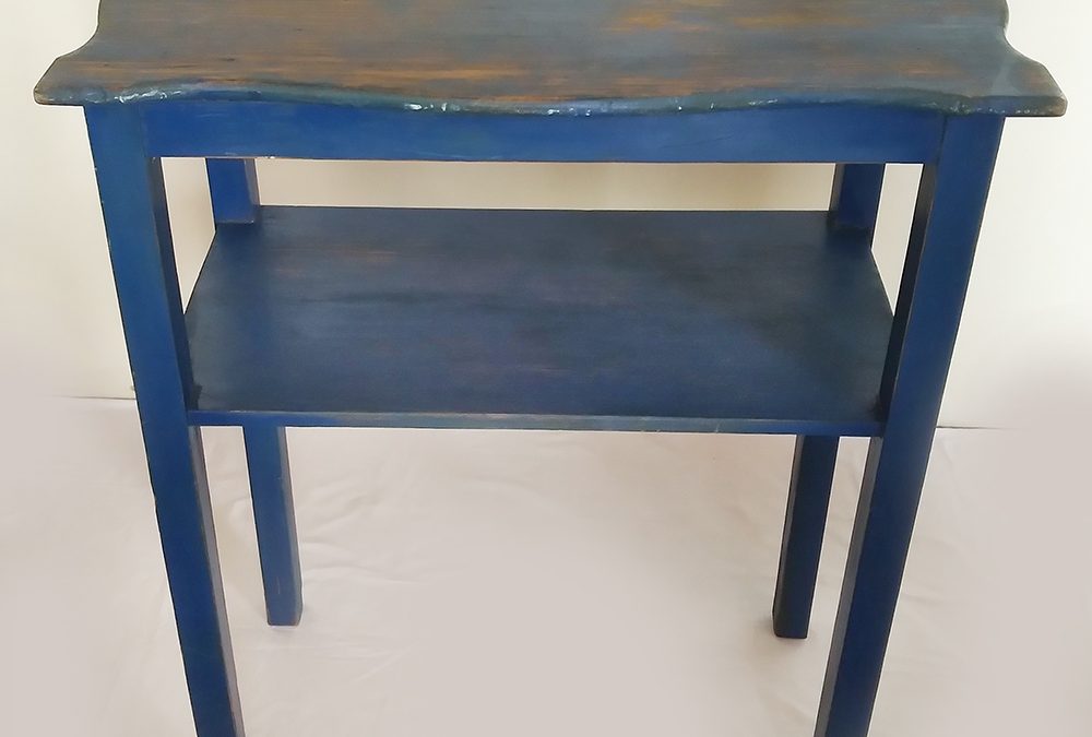 MO 24 – Mesa lateral ou de apoio antiga estilo colonial alemão com pintura provençal azul