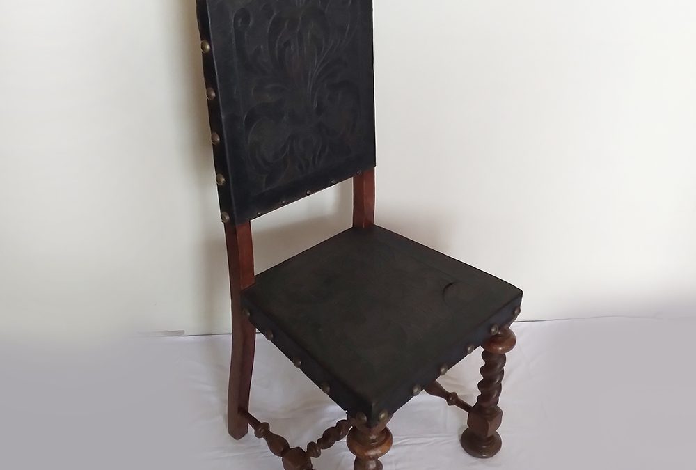MO 35 – Cadeira antiga estilo manuelino em madeira torneada com assento em couro trabalhado