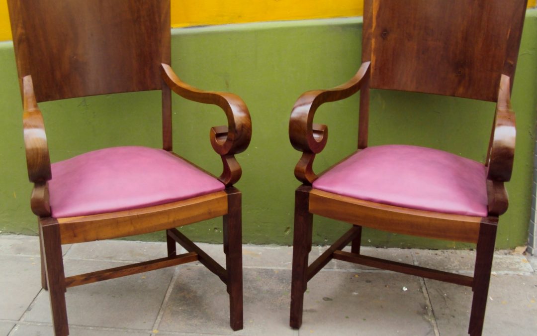 MO 39 – Par de poltronas Art Decó de imbuia com assento em couro cor lilás