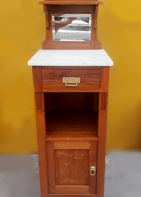 MO 52 – Criado ou mesa de cabeceira Art Nouveau alto em madeira de louro entalhada com flores e tampo em mármore com espelho