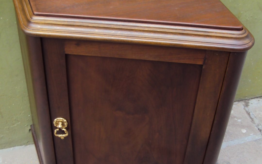 MO 53 – Criado ou mesa de cabeceira Art Decó em madeira com formato Angulado