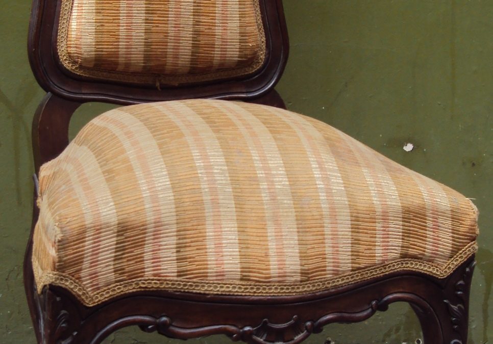 MO 58 – Cadeira estilo Luís XV com assento antigo