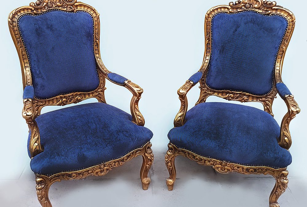 MO 67 – Par de poltronas antigas estilo Luís XV em madeira dourada ricamente entalhada com veludo azul
