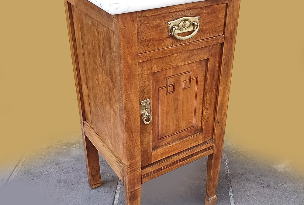 MO 70 – Criado antigo ou mesa de cabeceira em madeira com marchetaria geométrica e mármore branco