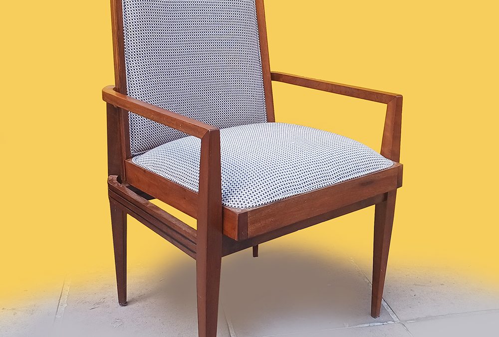 MO 90 – Cadeira ou poltrona antiga em madeira de lei anos 50/60 com forro quadriculado