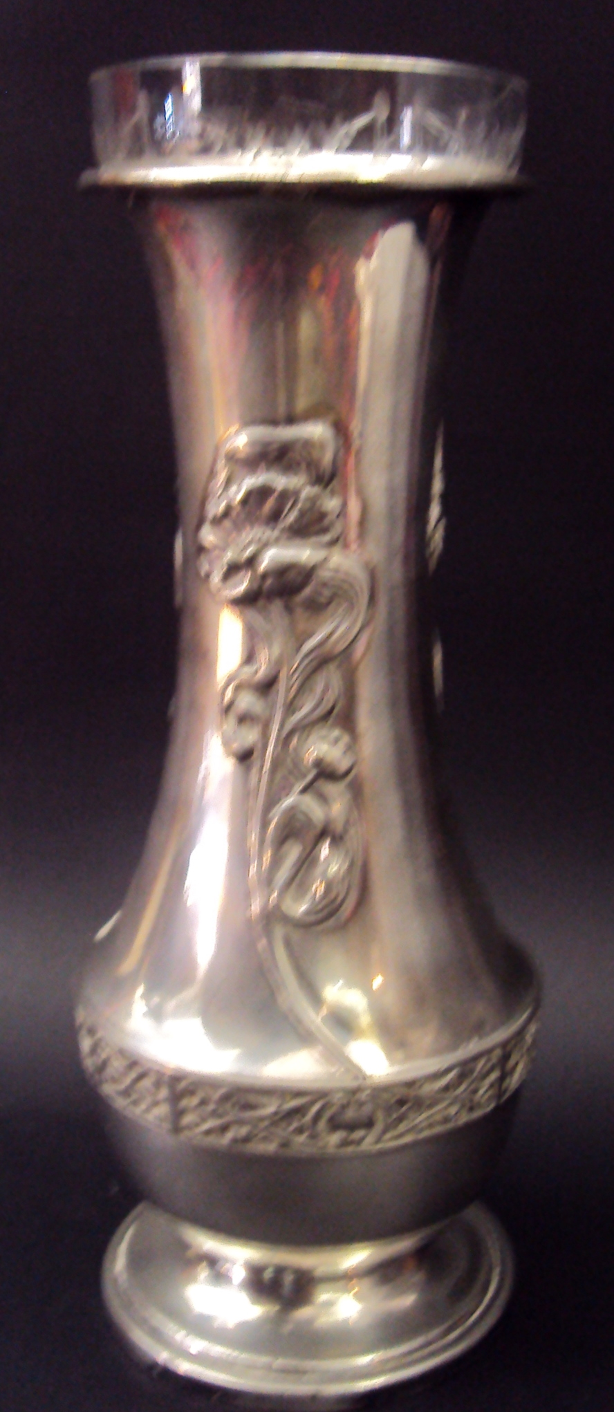 DI 14 – Vaso Art Nouveau Metal Prateado Com Cristal