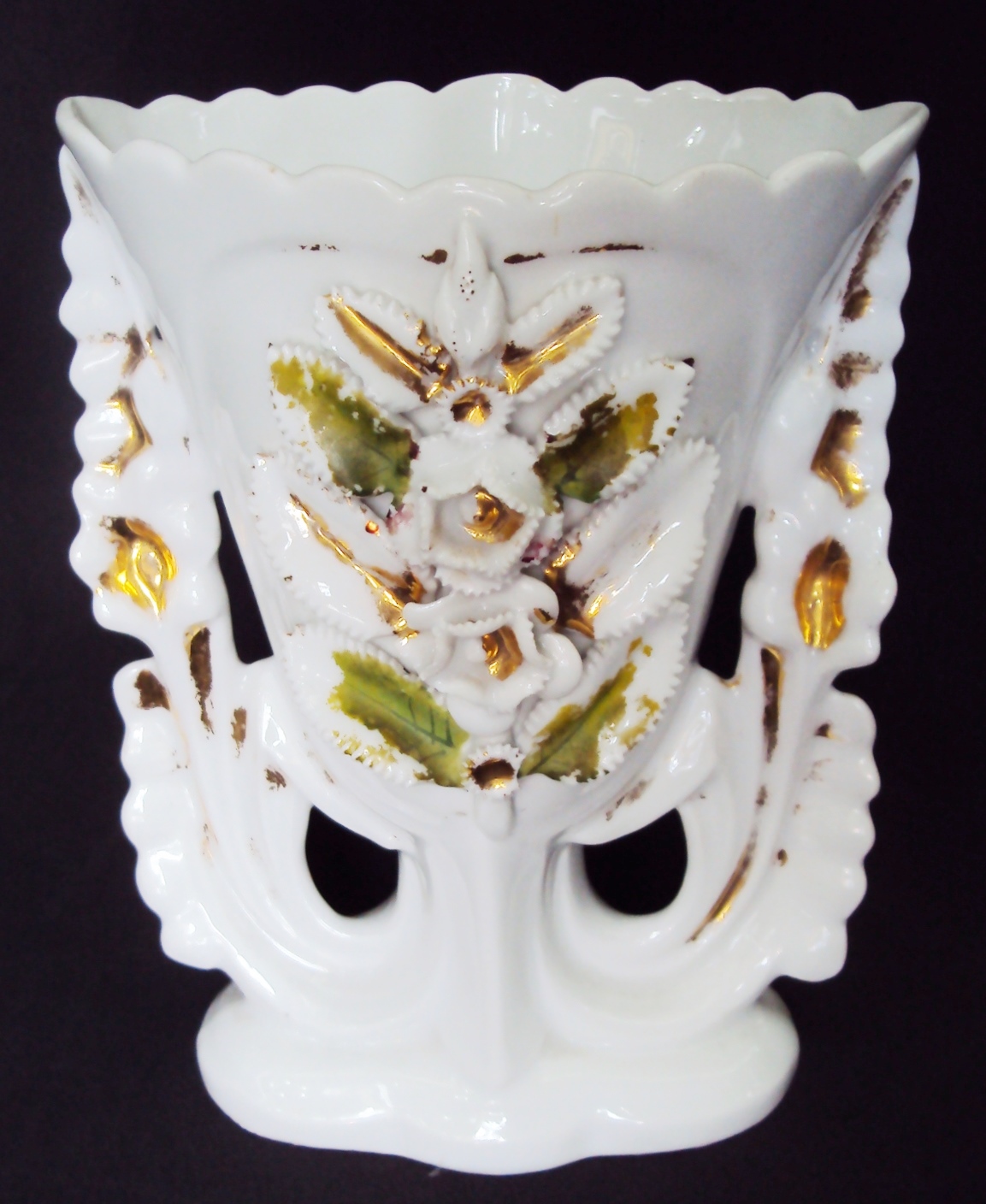 LO 184 – Vaso antigo em porcelana isabelina decorada com folhas e flores em relevo dourado
