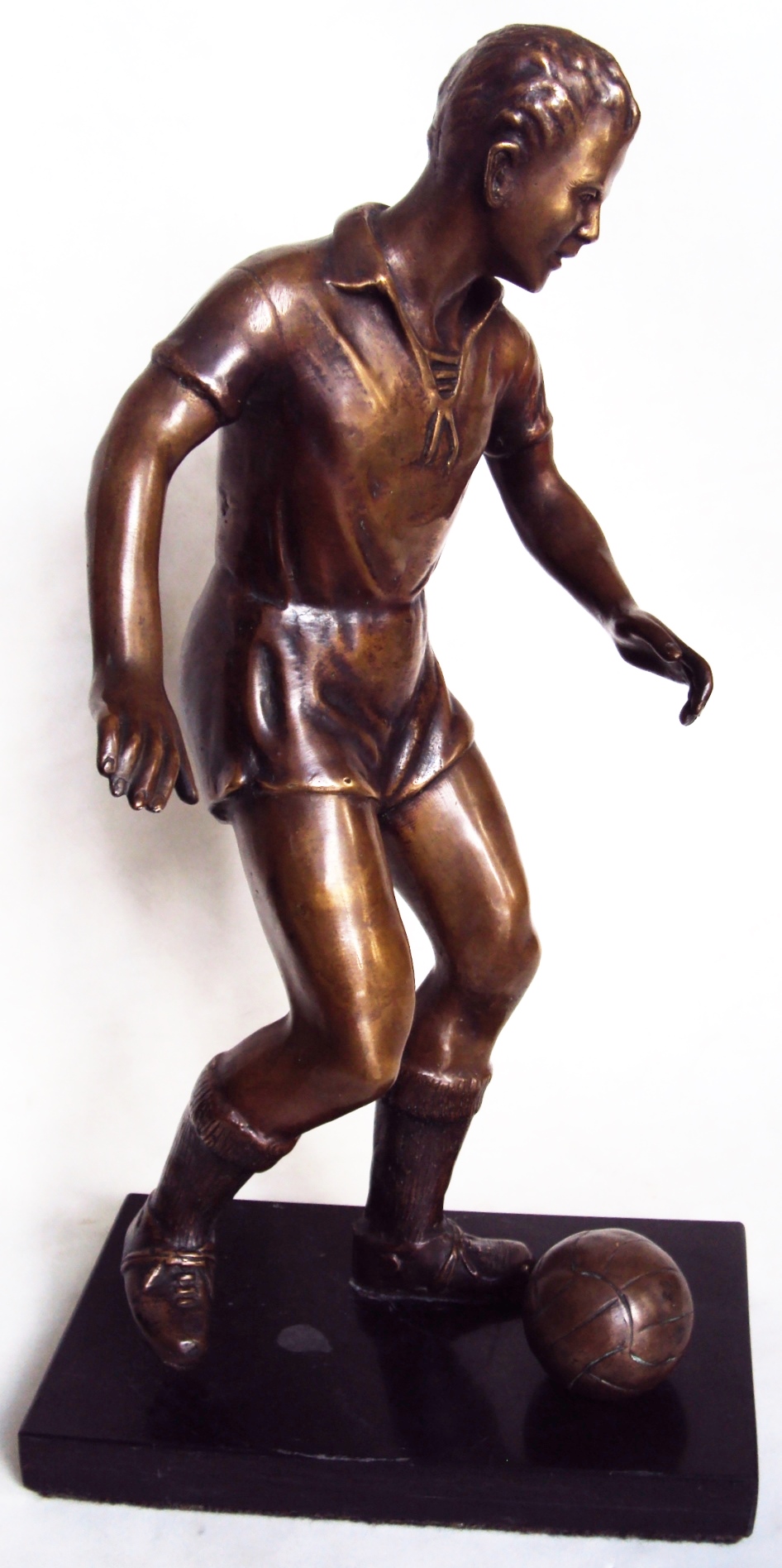 ES 43 – Escultura antiga jogador de futebol com bola anos 60 em bronze com base em mármore