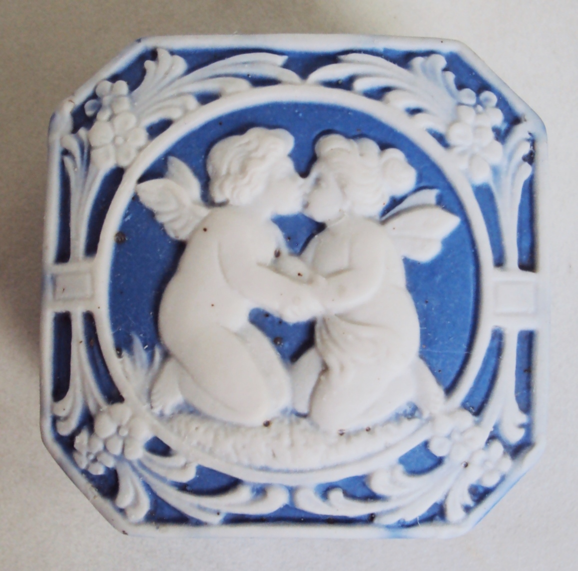 LO 419 – Caixa antiga inglesa em porcelana Wedgwood azul com anjos e flores em relevo
