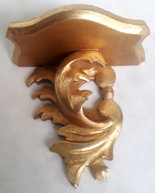 DI 389 – Peanha antiga pequena madeira entalhada dourada com arabescos em alto-relevo