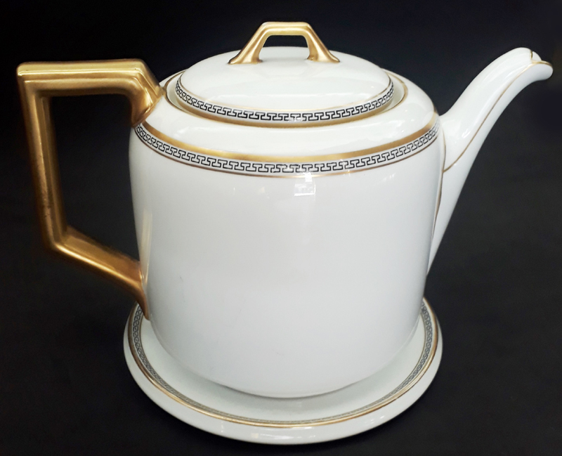LO 131 – Bule de café antigo com presentoir em porcelana alemã Heinrich estilo Art Decó com borda dourada e gregas