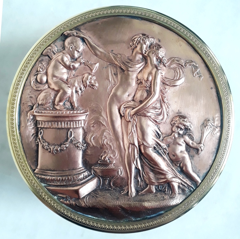 DI 02 – Caixa ou porta joias antiga em metal dourado com cena grega clássica em relevo